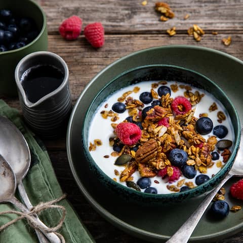 Das ist mal ein perfekter Start in den Tag: Mit selbstgemachtem Kürbis-Granola mit Leinsamen und Pekannüssen können Sie köstliche Müslis zaubern. Probieren Sie es aus. 