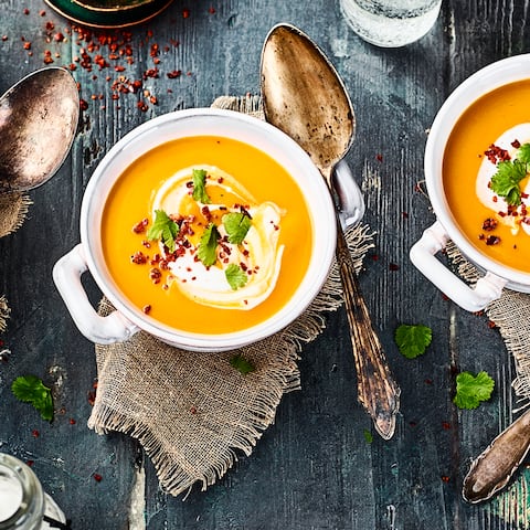 Vegane Kürbissuppe mit Kokosmilch in Schüsseln