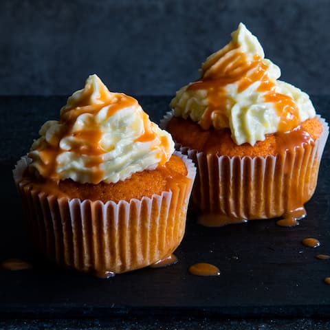 Noch leckerer als die Muffins ist hier das Frosting: Probieren Sie unbedingt unsere saftigen Kürbis-Muffins mit cremigem Fleur de Sel Karamell-Frischkäsefrosting!