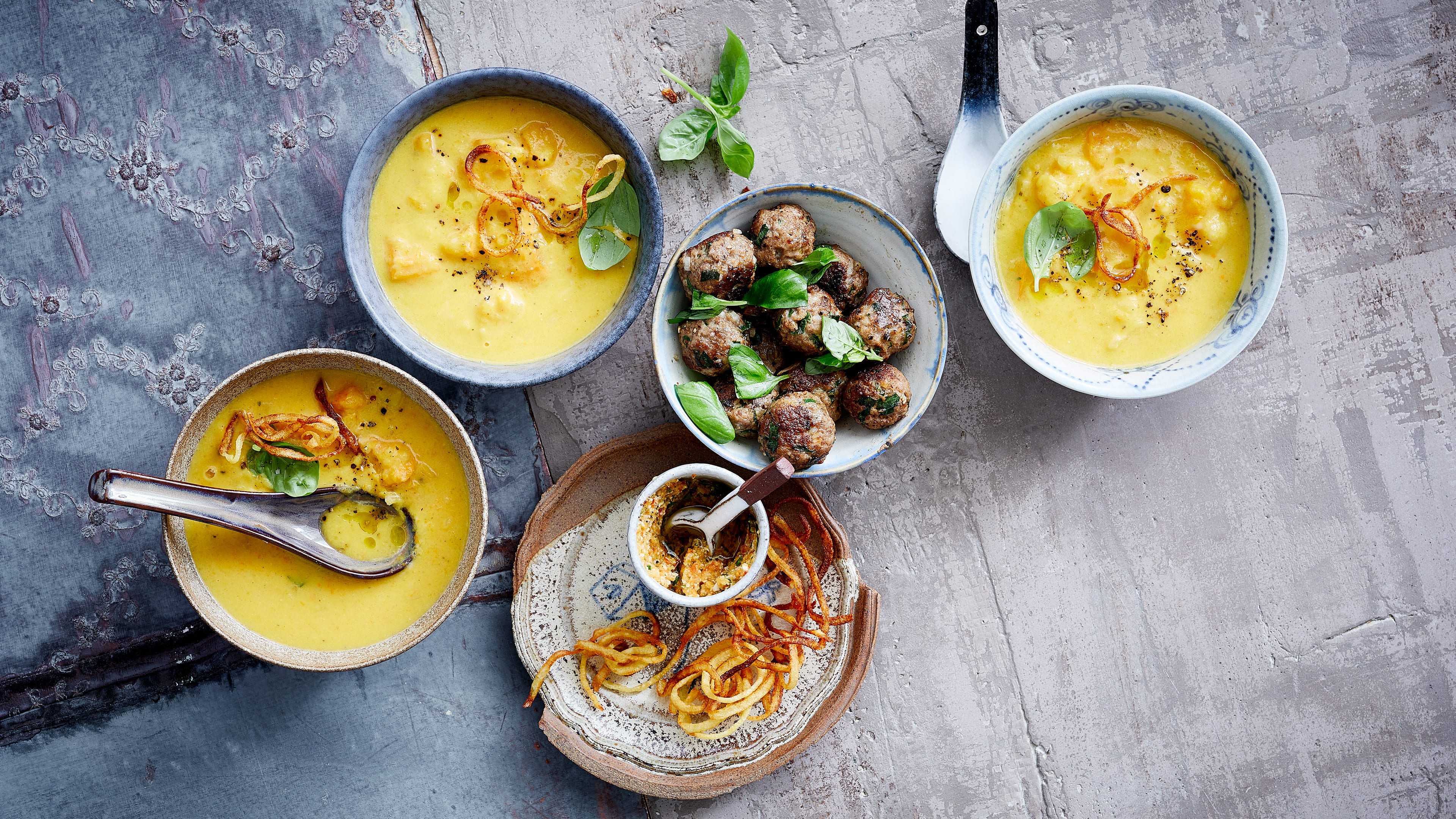 Kürbis-Parmesansuppe mit Hackbällchen - Rezept | EDEKA
