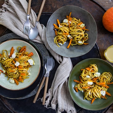 Der unverkennbare Geschmack von Ziegenkäse macht diese Kürbis-Pasta mit Salbei und Ziegenkäse zu einem echten Highlight für den Herbst!