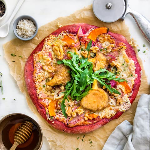 Genießen Sie den italienischen Klassiker einmal anders: Mit unserem raffinierten Kürbis-Pizza-Rezept erleben Sie den mediterranen Dauerbrenner neu – und lecker wie nie!