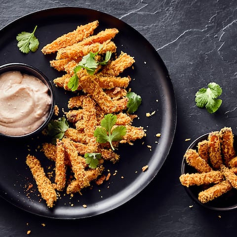 Pommes gehen immer! Und wer Lust auf ein bisschen Abwechslung hat, ist hier genau richtig: Knusprige Kürbis-Pommes mit selbstgemachter Chili-Mayonnaise. 
