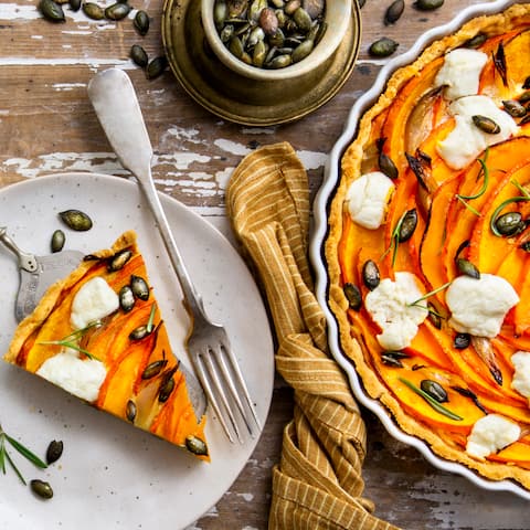 Von Kürbis können wir nie genug kriegen – ein Glück, dass er sich so vielseitig verwenden lässt. Wie hier in unserem Rezept für eine Kürbis Quiche mit Ziegenkäse und Honig.