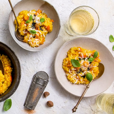 Muskat und Parmesan verleihen unserem Kürbisrisotto eine erlesene Würze. Dazu schmecken z.B. mariniertes Lammfleisch, gebratene Mini-Rispentomaten und ein gutes Glas Wein. Kochen Sie das aromatische Reisgericht in etwa 60 Minuten!