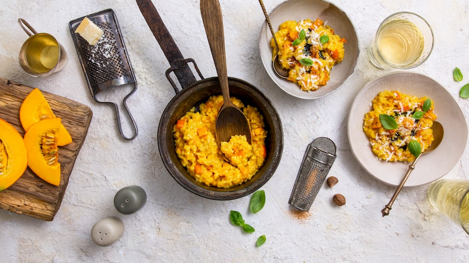 Muskat und Parmesan verleihen unserem Kürbisrisotto eine erlesene Würze. Dazu schmecken z.B. mariniertes Lammfleisch, gebratene Mini-Rispentomaten und ein gutes Glas Wein. Kochen Sie das aromatische Reisgericht in etwa 60 Minuten!