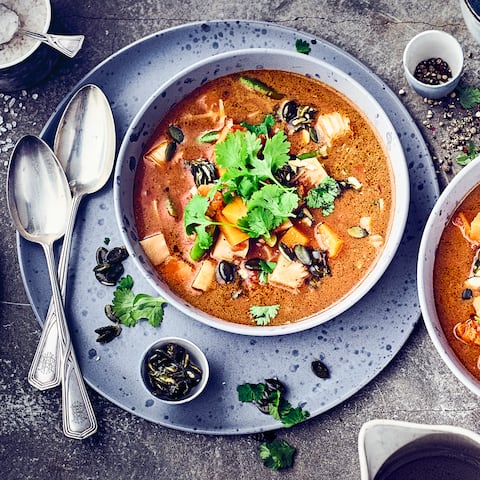 Ein wärmender, cremiger Eintopf für kalte Herbsttage. Probieren Sie einmal die Kombination aus Kürbis, Jackfruit und Süßkartoffeln in unserem Kürbis-Süßkartoffel-Eintopf mit Kokosmilch!
