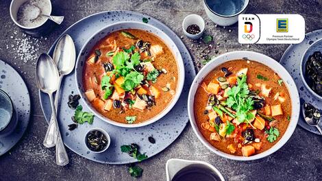 Ein wärmender, cremiger Eintopf für kalte Herbsttage. Probieren Sie einmal die Kombination aus Kürbis, Jackfruit und Süßkartoffeln in unserem Kürbis-Süßkartoffel-Eintopf mit Kokosmilch!