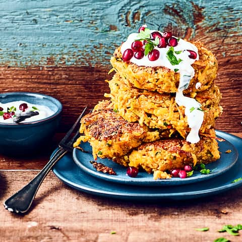 Unser Rezept für raffinierte Kürbis-Vanille-Bratlinge mit Paprika und Granatapfel-Joghurt-Dip ist vegan und schnell zubereitet – gleich ausprobieren!