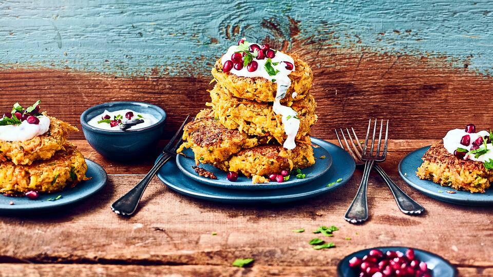 Unser Rezept für raffinierte Kürbis-Vanille-Bratlinge mit Paprika und Granatapfel-Joghurt-Dip ist vegan und schnell zubereitet – gleich ausprobieren!
