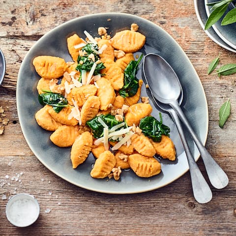 Schön herbstlich: Unsere orange-gelbe Kürbis-Gnocchi sorgen für einen herrlich buttrigen Kürbisgeschmack! Mit unserem Rezept für selbstgemachte Kürbis-Gnocchi können Sie den Versuch wagen, sie zu Hause selber zu machen.