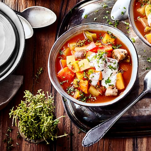 Wer Gulasch liebt, aber auf Fleisch verzichten möchte, ist hier genau richtig: Unser Rezept für fruchtiges Kürbisgulasch beinhaltet ganz viel Gemüse, aber eben kein Fleisch. 