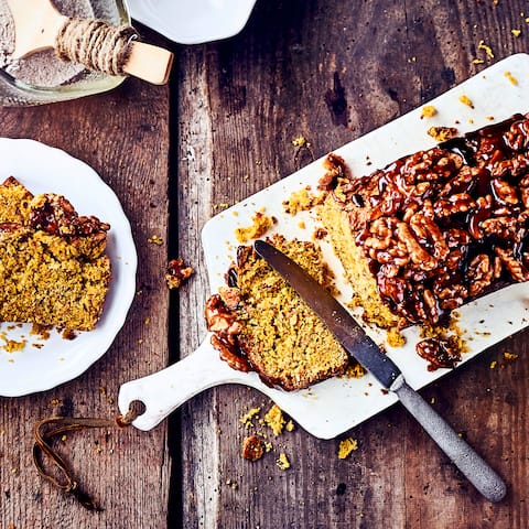 Saftiger Kürbiskuchen mit Walnusskaramell ist der Hingucker auf jeder Kaffeetafel. Der Kuchen aus Hokkaidokürbis sieht nicht nur toll aus, sondern schmeckt einfach nur herrlich nach Herbst.