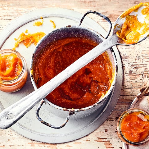 Kürbismarmelade – eine nicht alltägliche Köstlichkeit, die von feinen Zutaten lebt. Konservieren Sie mit unserem Rezept die Vielfalt des leuchtend bunten Herbstgemüses!