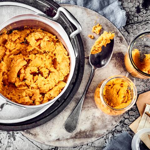 Unser selbstgemachtes Kürbismus ist nicht nur lecker, sondern auch richtig vielseitig: Es eignet sich hervorragend als Brotaufstrich, als Dip oder als Füllung für Tartes, Kuchen oder Nudelteig. 