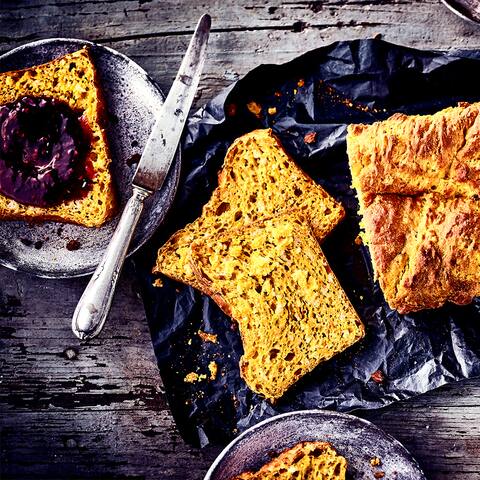 Wie wäre es mit herbstlichen Kürbisstuten zum Nachmittagskaffee? Probieren Sie unser Rezept für dieses süße Brot aus Hefeteig und Hokkaido-Püree einmal aus – ballaststoffreich und lecker!
