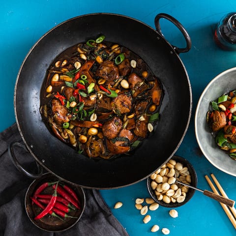 Lecker würzig und knusprig angebraten wird das Hühnchen in diesem Gericht aus China: Kung Pao Chicken mit allerlei Gemüse und vielen Gewürzen.