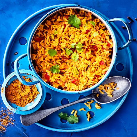 Dieses orientalische Gericht ist vegan und in einer guten halben Stunde zubereitet: Probieren Sie unser Rezept für Langkornreis mit Zwiebeln und Tomaten einmal aus – gewürzt mit Kardamom, Nelken und Kurkuma!
