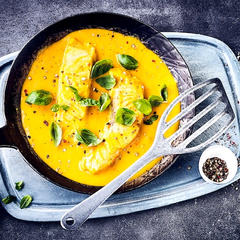 Sie mögen exotische Gerichte? Dann sollten Sie unbedingt unser Rezept für Lachsfilets in fruchtiger Mangosoße und Nudeln probieren.