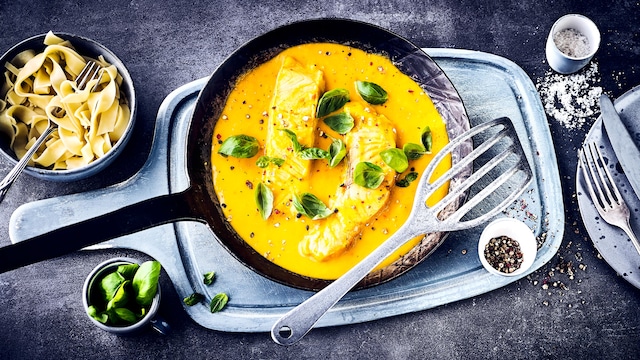 Lachs an MangosauceSie mögen exotische Gerichte? Dann sollten Sie unbedingt unser Rezept für Lachsfilets in fruchtiger Mangosoße und Nudeln probieren.