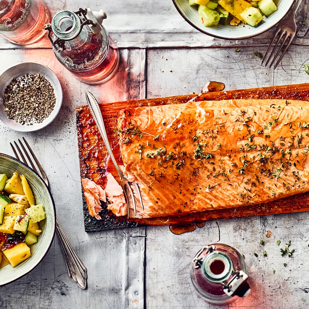 Lachs auf Zedernholz mit Salat.