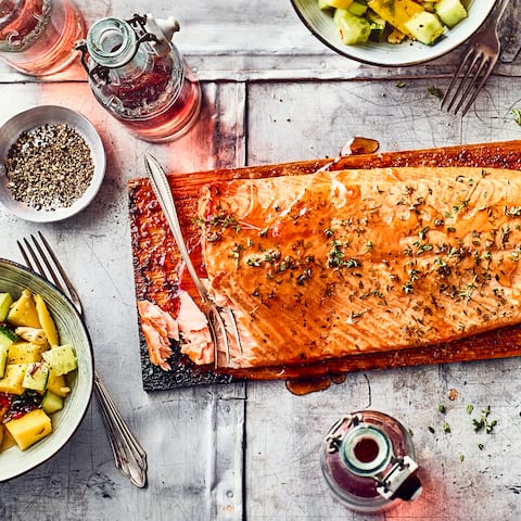 Lachs auf Zedernholz