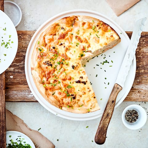Mit Blumenkohl, Spinat oder saftigen Kirschtomaten – lesen Sie hier, mit welchen Zutaten Sie eine Lachsquiche zubereiten und köstlich verfeinern können!