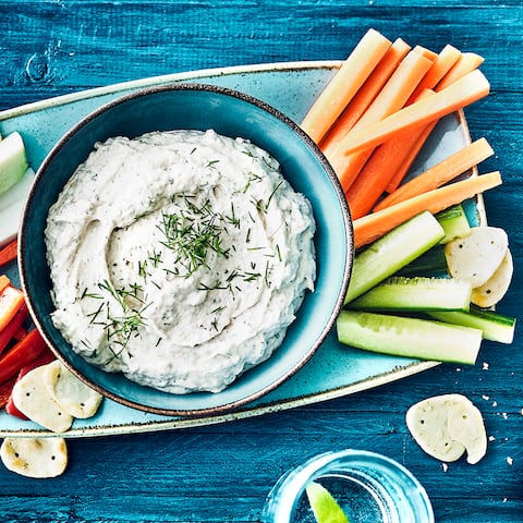 Unser Tipp für eine schmackhafte Gemüsecreme als Begleiter zu Chips oder Kräcker: Probieren Sie unser Rezept für einen Lachs-Kapern-Dip mit Mascarpone und Paprika – fertig in 30 Minuten!