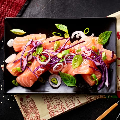 Von der japanischen Küche inspiriert: Probieren Sie unser Sashimi mit frischem Lachs, Rotkohl, Thai-Basilikum und Sojasoße – fertig in 15 Minuten!