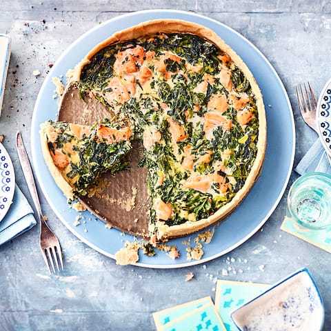 Das Tolle an Quiches sind die variationsreichen Füllungen und Beläge – wir setzen heute einmal auf Lachs & Spinat und verfeinern die Lachs-Spinat-Quiche mit etwas Muskat und Sesam.