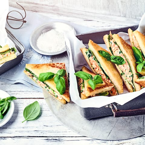 Schnell gemacht und so lecker, Lachs-Tramezzini mit Räucherlachs, Frischkäse, Kopfsalat, Karotten und Mayonnaise.