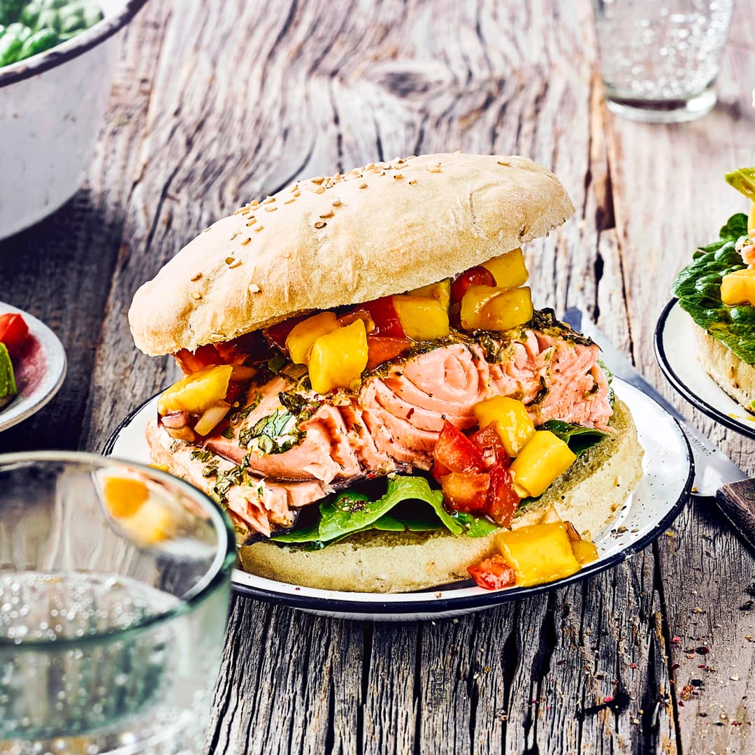 Lachsburger mit Salsa - Rezept | EDEKA