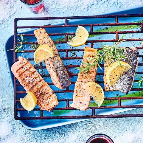 Unser Tipp für ein Hauptgericht mit Fisch: Probieren sie unser Lachsfilet vom Grill mit Meersalz und Zitrone – in nur 10 Minuten servierbereit!