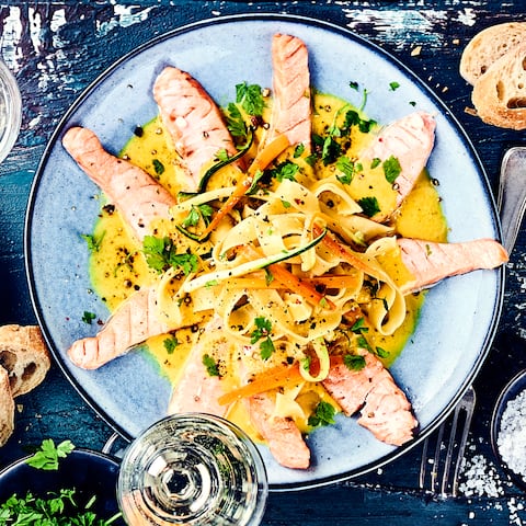 Fisch darf gerne öfters auf den Tisch? Dann backen Sie mit uns ein farbenfrohes Lachsgratin mit sattgelber Safransoße, Gemüsenudeln aus Karotten und Zucchini sowie Pasta.