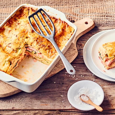 Lasagne: Das italienische Auflaufgericht mit Nudelplatten gibt es in vielen Variationen. Lassen Sie sich mit unserem Lachs-Lasagne-Rezept eine Variante vorstellen.