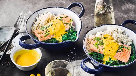 Dieses Fischgericht haben Sie in 40 Minuten zubereitet: Probieren Sie unsere pochierten Lachsschnitten mit Liebstöckel in Safran-Lauch-Weißwein-Soße an Bärlauch-Blattspinat und Reis!