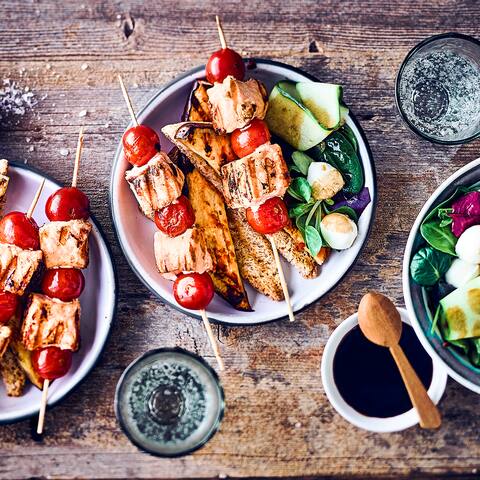 Exotisch angehauchte Lachs-Spieße vom Grill mit Salat und Vollkorntoast!