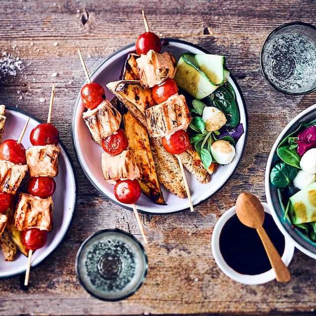 Exotisch angehauchte Lachs-Spieße vom Grill mit Salat und Vollkorntoast!