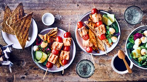 Exotisch angehauchte Lachs-Spieße vom Grill mit Salat und Vollkorntoast!
