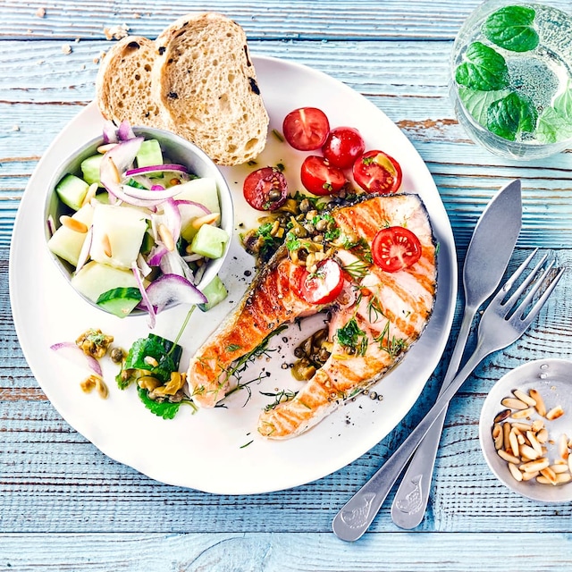 Raffinierte Kombination für Ihren Grill-Abend: Genießen Sie saftiges Lachssteak mit würziger Olivenvinaigrette und dazu einen frischen Gurken-Melonen-Salat!