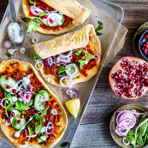 Lahmacun: Türkische Pizza belegt mit Hackfleisch und Gemüse