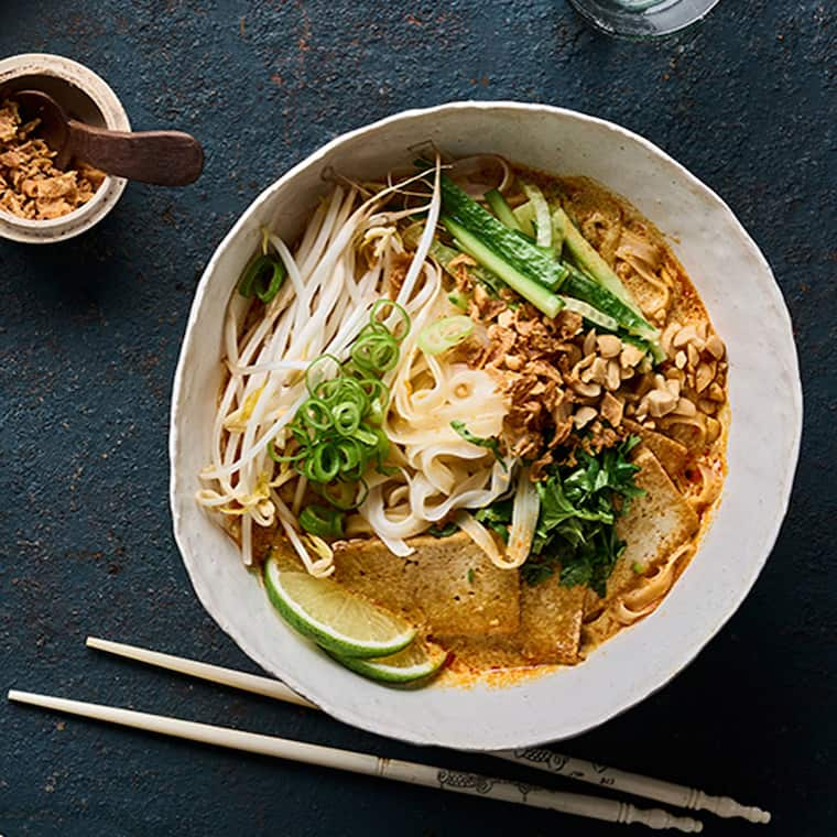 Laksa-Curry mit Reisnudeln, Tofu und Erdnüssen