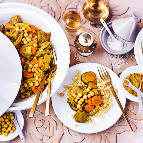 Probieren Sie unsere afghanische Lamm-Gemüse-Tajine mit Kichererbsen und Couscous. Mit viel Gemüse und orientalisch gewürzt ein leckeres Gericht aus der Tajine!
