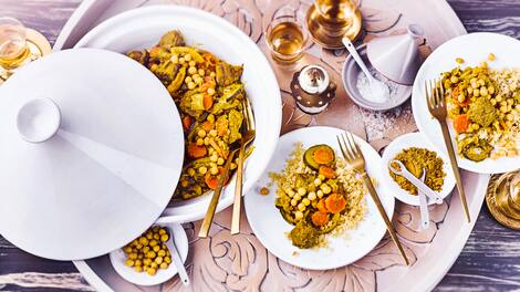 Probieren Sie unsere afghanische Lamm-Gemüse-Tajine mit Kichererbsen und Couscous. Mit viel Gemüse und orientalisch gewürzt ein leckeres Gericht aus der Tajine!
