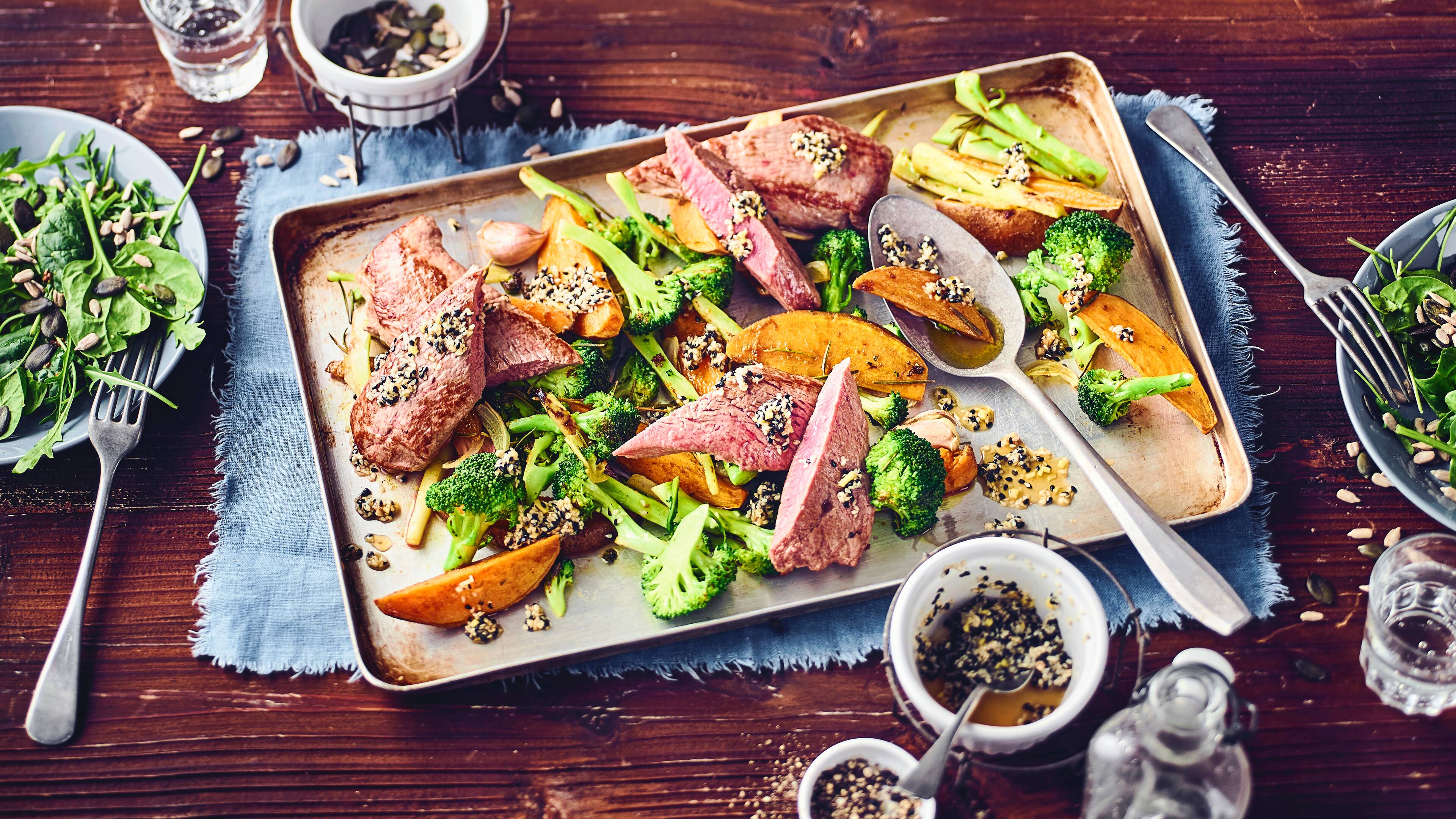 Lammlachs mit Süßkartoffelspalten und Brokkoli