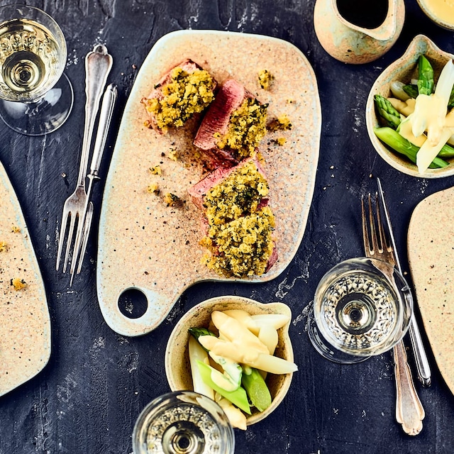 Probieren Sie unser Rezept für Lammlachse mit pikanter Kräuterkruste sowie zweierlei Spargel an Sauce Hollandaise einmal aus – eine gelungene Kombination!