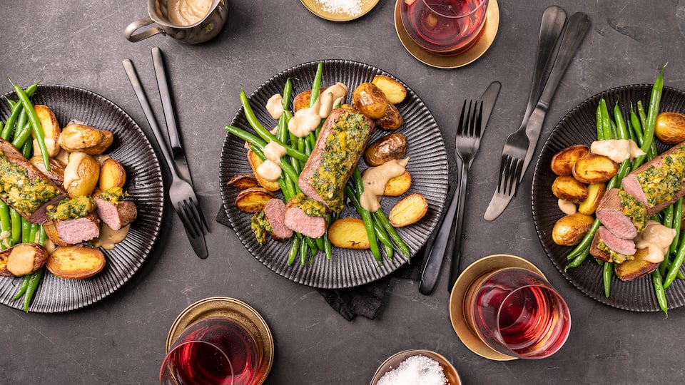 Lammlachse, die zarten Filets aus dem Lammrücken, sind richtig zubereitet ein Hochgenuss. Mit unserem Rezept erhält das Fleisch eine leckere Kruste.