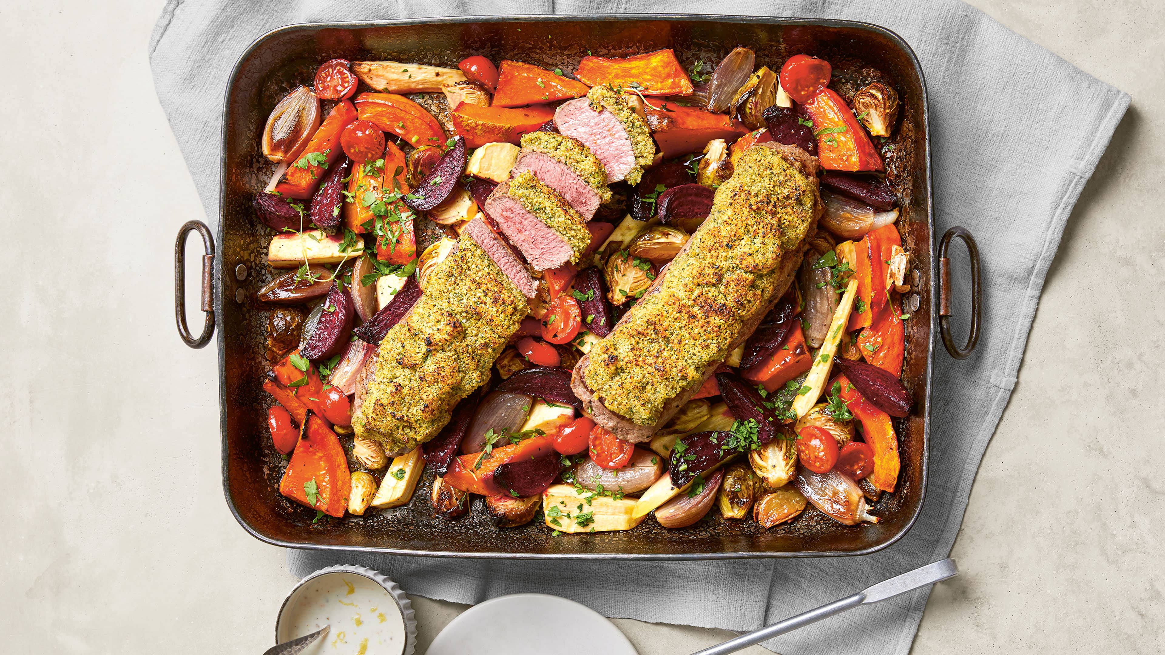 Lammrücken mit Kräuterkruste auf Ofengemüse - Rezept | EDEKA