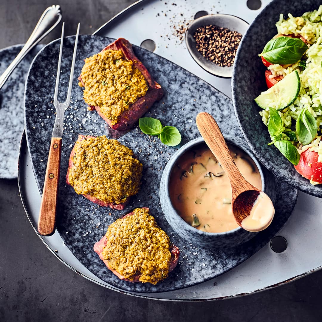 Lammsteaks mit Minze-Dip