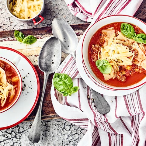 Schneller und vielleicht etwas einfacher als normale Lasagne aus dem Backofen ist unsere Lasagne-Suppe aus dem Kochtopf. Einfach einmal ausprobieren!